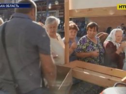 На Вінничині подружжя безкоштовно роздає пенсіонерам хліб