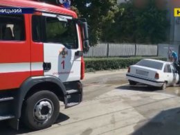 В центре Кропивницкого прямо на дороге едва не утонул автомобиль