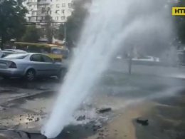 Потужний струмінь води проламав асфальт та утворив гейзер у столиці