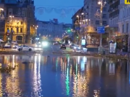 Затоплены улицы, сорваны крыши, повалены деревья - последствия ночной грозы в Киеве