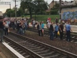 Во Львове пассажиры заблокировали железнодорожные пути