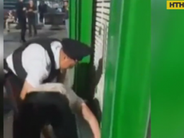 В аеропорту Домодєдово поліцейський жорстоко побив пасажира
