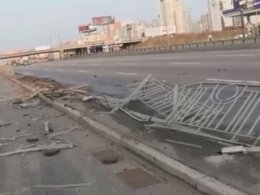В Киеве бетономешалка снесла более 30 метров ограждения