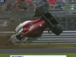 Авария на Формуле-1: машина трижды перевернулась и врезалась в отбойник