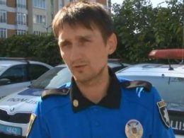 Во Львове агрессивная водитель наехала на патрульного-за того, что тот сделал ей замечание