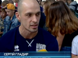 Десятки фанатів зустрілися з зірковими баскетболістами української збірної