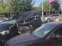 Мікроавтобус перекинувся і впав на автомобіль Toyota в Києві