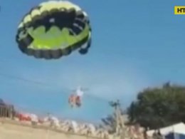 В России двое туристов на парашюте врезались в линию электропередачи