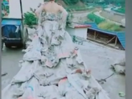 Китаянка сшила себе свадебное платье из мешков для цемента