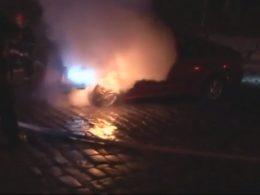 Во Львове посреди дороги загорелось такси с пассажирами
