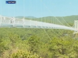 Стеклянный мост длиной 288 метров открыли в Китае
