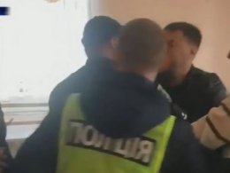 У Миколаєві під час сесії міської ради трьох депутатів облили нечистотами