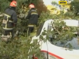 Ураган оборвал линии электропередач, повалил деревья и сорвал крыши в Кропивницком