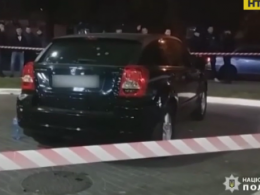 Зловмисники на світлофорі розстріляли автомобіль в Одесі