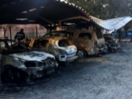 5 автомобілів згоріли на стоянці в Одесі