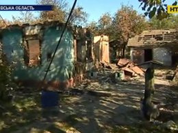 В наиболее пострадавшем от взрывов селе жители ремонтируют дома