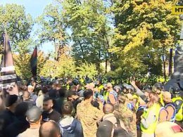 В Киеве несколько десятков молодых людей пытались разрушить могилу генерала Николая Ватутина