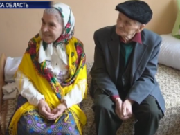 Выйти замуж в 80: стеклянную свадьбу отметила пара пенсионеров на Буковине