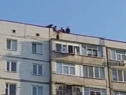 В Сумах полицейские сняли с крыши 9-этажки мужчину