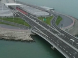 Самый длинный в мире морской автомобильный мост открыли в Китае