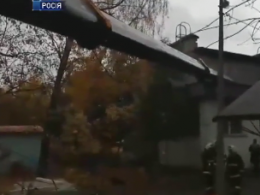 Стрела автокрана упала на детский сад в России