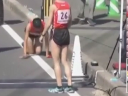 В Японии спортсменка, которая сломала ногу, доползла до финиша на коленях