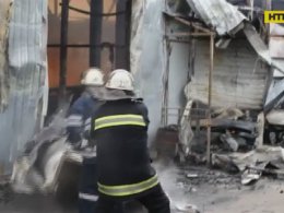 Масштабна пожежа сталася на СТО у Києві