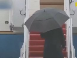Дональд Трамп не смог сложить зонтик
