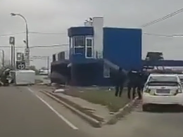 Мікроавтобус протаранив поліцейський КПП на околиці Києва