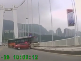 З'явилися кадри моторошної аварії в Китаї, в якій загинули 13 людей
