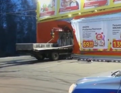 В Іркутську вантажівка на швидкості протаранила стіну