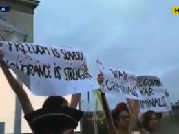 Femen устроили обнаженный митинг во Франции