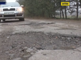 Мешканці Волині вимагають відремонтувати дорогу, яку розбили транзитні фури