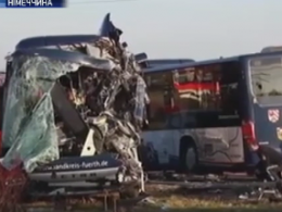 В Германии лоб в лоб столкнулись два школьных автобуса
