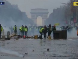 Во Франции из-за протестов закрыли Эйфелеву башню