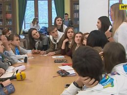 Українці повинні знати англійську: для учнів столиці провели чемпіонат з англійської мови