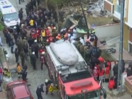 Военный вертолет упал в жилом квартале Стамбула, 4 человека погибли