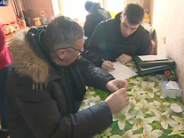 В Киеве коллекторы незаконно пытаются выбросить на улицу семью