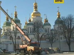 На Софийской площади монтируют новогодний городок