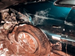 На Київщині Хонда на єврономерах злетіла в кювет, 1 людина загинула
