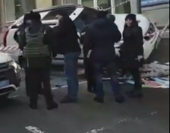У Києві невідомі в масках стріляли в чоловіка біля супермаркету