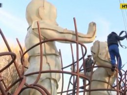 В Одессе установили уникальную скульптуру под названием "Любовь"