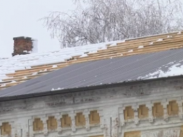 Не перекрытая крыша разрушает квартиры жителей Сум