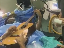 В Африці музикант зіграв медикам, які видаляли пухлину з його мозку