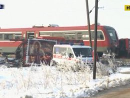 В Сербии поезд на полном ходу протаранил школьный автобус