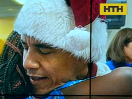 Барак Обама у шапці Санта-Клауса привітав дітей у лікарні Вашингтона