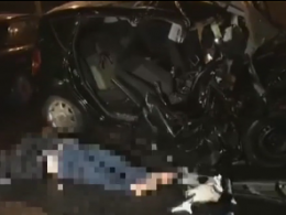 У Києві Мерседес влетів у автобуса, загинула пасажирка машини