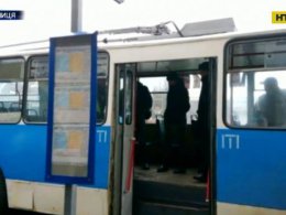 У Вінниці просто під час руху у тролейбуса лопнуло колесо
