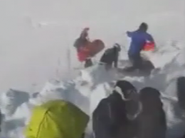 У Французьких Альпах врятували 12-річного хлопчика, якого знесло лавиною