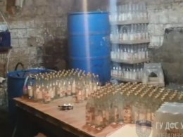 В Киеве разоблачили подпольный цех, где изготовляли фальсифицированную водку